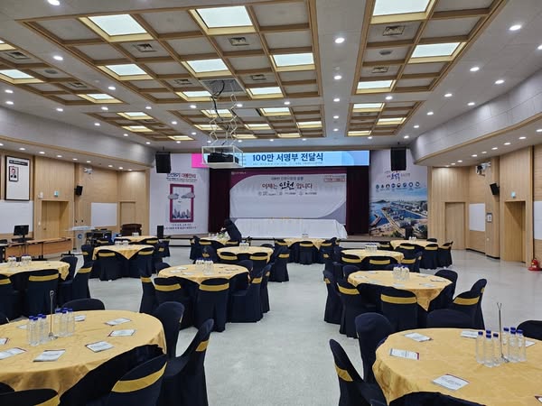 인천광역시 대회의실 100만 서명부전달식